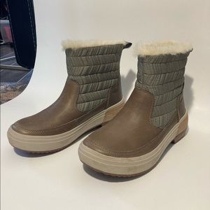 Size 7 Womens Merrell Haven Bluff Polar Waterproof winter boots.